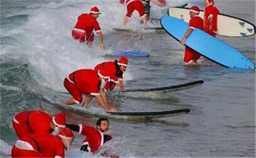 320名圣诞老人整体冲浪？？？？？？？八一八圣诞节奇闻趣事