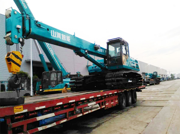 油田好帮手——龙8头号玩家智能伸缩臂履带起重机