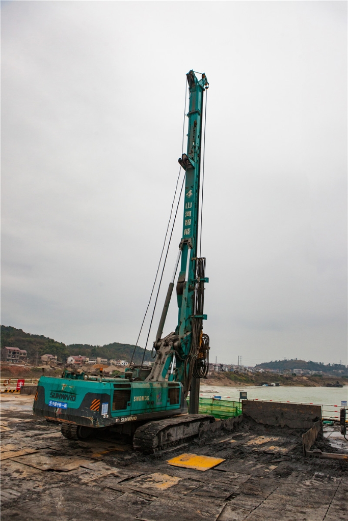 水下钻孔80米，，，，，龙8头号玩家智能旋挖钻机震撼施工时势