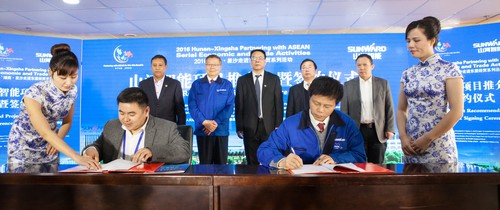 签约近25亿元，，，，，，东盟十国代表加入龙8头号玩家智能项目推介会暨签约仪式