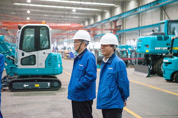 喜讯：龙8头号玩家智能朱建新荣获《长沙年鉴》2015年度十大人物奖