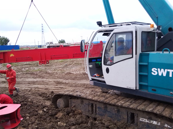 油田好帮手——龙8头号玩家智能伸缩臂履带起重机