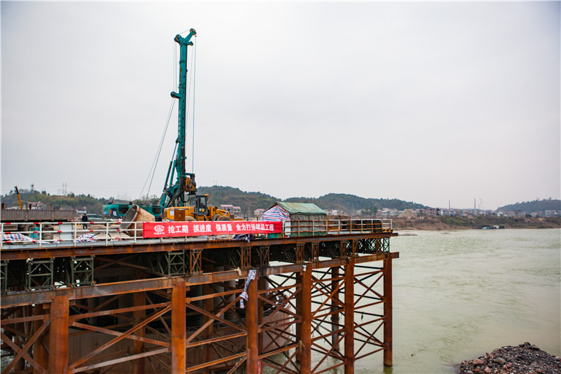 水下钻孔80米，，，，，龙8头号玩家智能旋挖钻机震撼施工时势