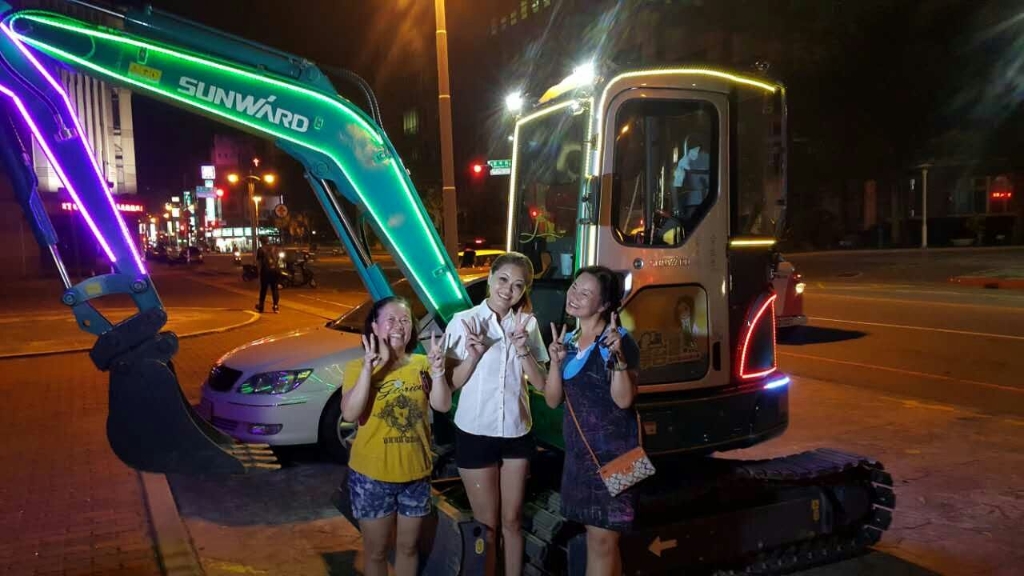 嘉義市长大赞龙8头号玩家智能挖掘机环台义举