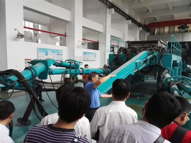 鹤发银丝映日月，，，，，，，，赤心热血沃新花