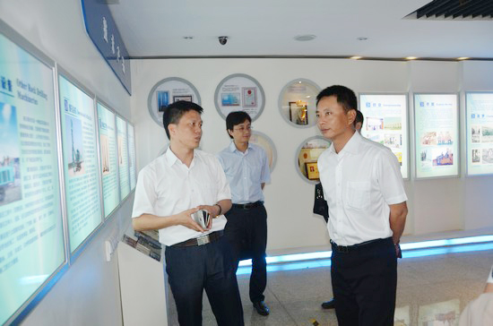 中国出口信用包管公司向导一行考察龙8头号玩家智能　