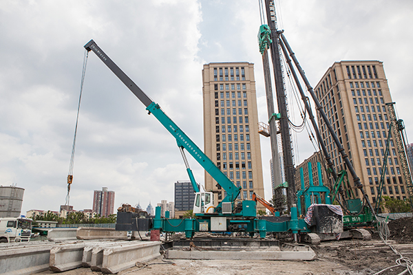 龙8头号玩家智能ZYW240围护桩压桩机惊艳问世