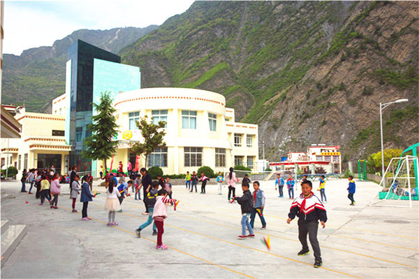 震后八年：朗朗书声传来，，，，，，，，理想之花绽放