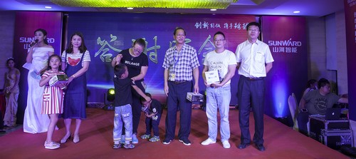 龙8头号玩家智能酷帅曾大虾，，，，，，，一大波美图带你亲临北京BICES展