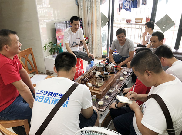 “清凉”送到客户手中，，，，，，，，为龙8头号玩家智能售后效劳活动打CAII