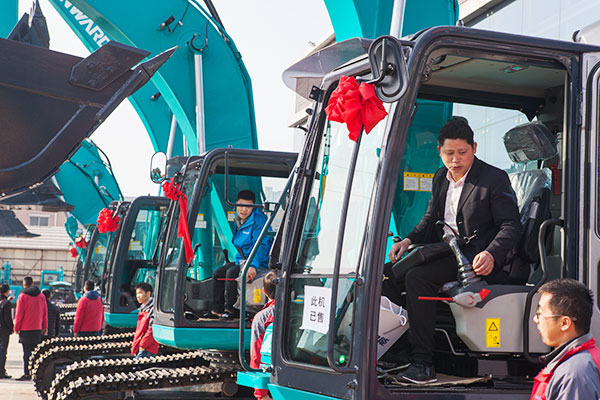 十年相随，，，，，，成绩相互，，，，，，来听听龙8头号玩家智能挖掘机客户的真实声音