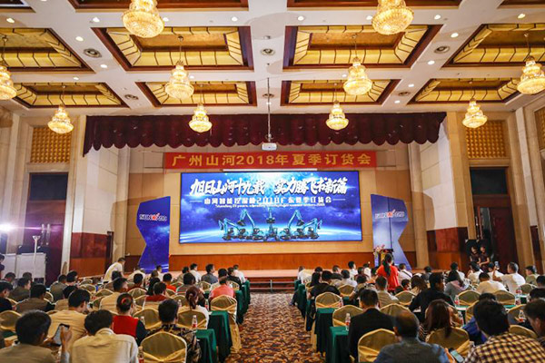 红四月，，，，，，，龙8头号玩家智能挖掘机促销会节节攀升