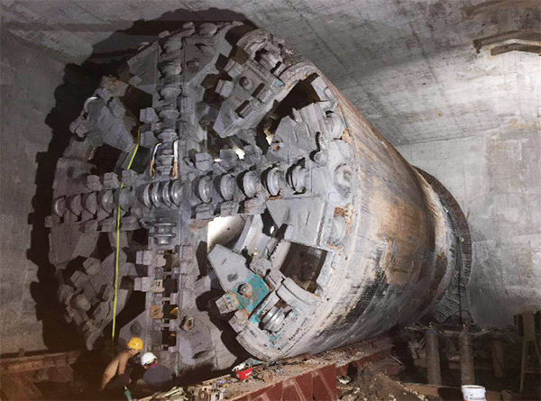 中铁龙8头号玩家1号盾构机首个盾构区间顺遂意会