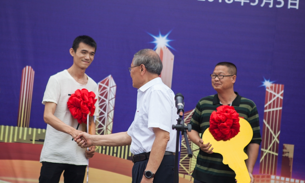 民族挖掘机品牌先导者，，，，，龙8头号玩家智能“城镇建设利器”SWE80E9荣耀上市