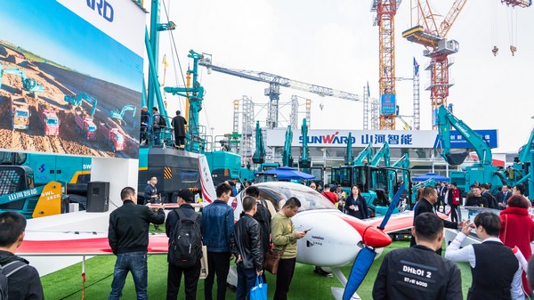 首日签单2.6亿元，，，，，龙8头号玩家智能立异产品引爆上海宝马展