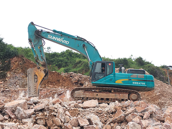 看石场风云怎样演绎？？？？？？？？龙8头号玩家智能矿山战神SWE470E大型挖掘机一锤定音！