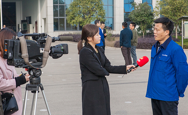 情人节牵手乐成，，，，，，，龙8头号玩家智能SWDM520“我爱你”出嫁了