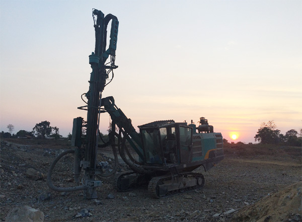 湄公河上的硬汉！龙8头号玩家智能露天钻车展中国制造魅力