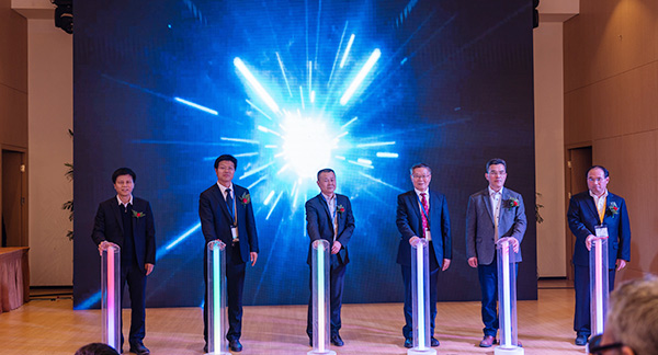 首日签单2.6亿元，，，，，龙8头号玩家智能立异产品引爆上海宝马展