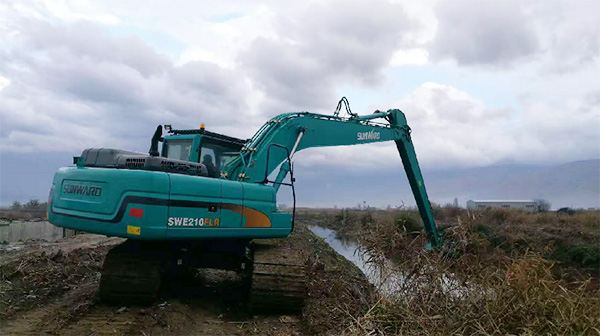 守护蓝色多瑙河，，，，，，龙8头号玩家智能长臂挖掘机欧洲首秀