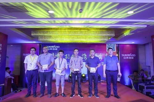 龙8头号玩家智能酷帅曾大虾，，，，，，，一大波美图带你亲临北京BICES展