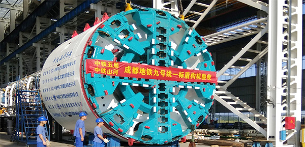 风里雨里，，，，，成都等你！中铁龙8头号玩家盾构机走出长沙