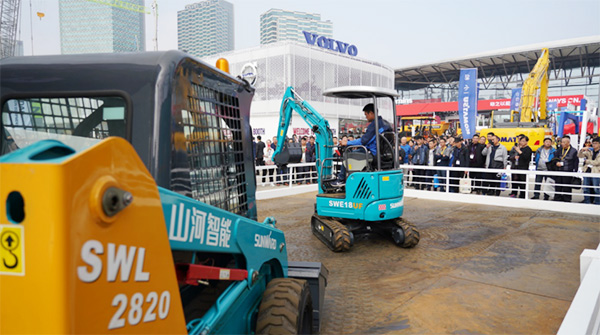 不平来战！龙8头号玩家智能展台有大礼等你拿