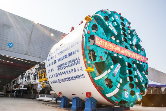 首台盾构机盛大下线，，，，，，，，中铁龙8头号玩家诠释“长沙速率”