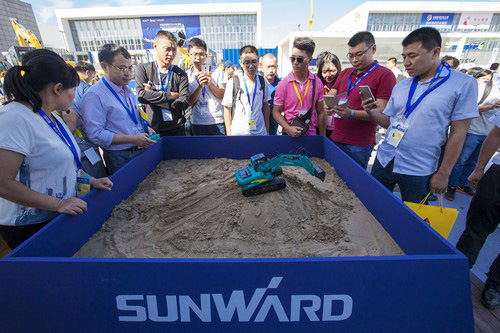 龙8头号玩家智能酷帅曾大虾，，，，，，，一大波美图带你亲临北京BICES展