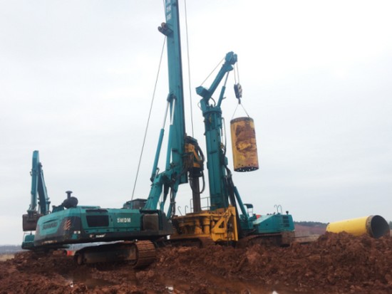 喜讯！龙8头号玩家智能SWRC170自行式全回转全套管钻机获湖南省首台(套)重大手艺装备产品奖励！