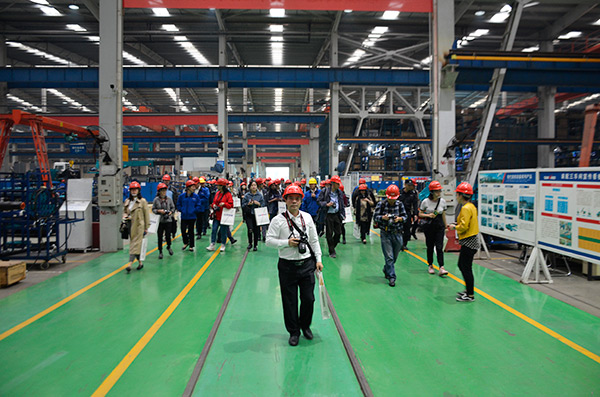 开启工程机械之都体验之旅，，，，，中外媒体观摩团到访龙8头号玩家智能