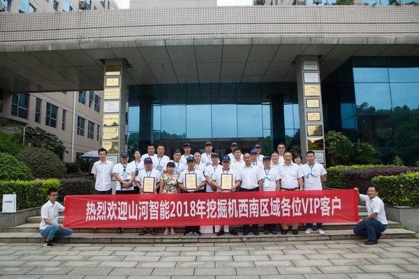 500多名挖掘机用户实地考察，，，，，，为龙8头号玩家智能点赞！