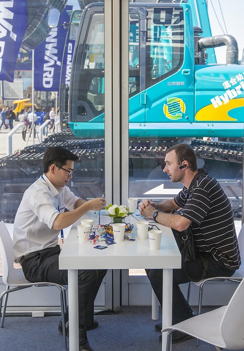 龙8头号玩家智能酷帅曾大虾，，，，，，，一大波美图带你亲临北京BICES展