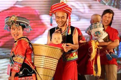 他们，，，，，，用小小背篓背出龙8头号玩家大情怀