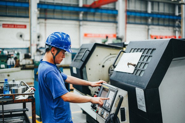 曾梦想当厨师，，，，，，，却成数控车工巨匠