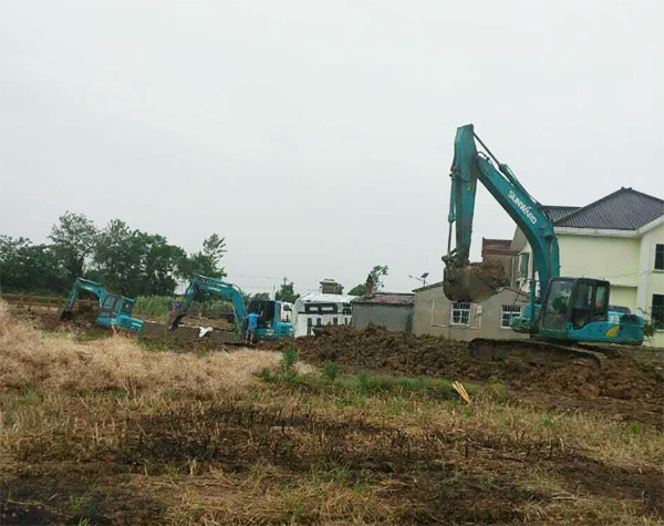 抗洪英雄显身手，，，，，，，龙8头号玩家智能系列挖掘机奔赴抗洪一线