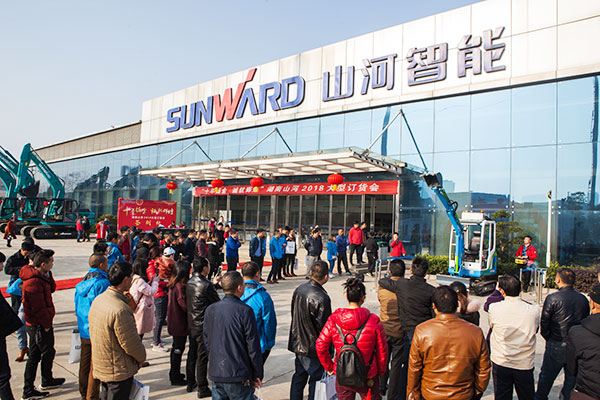 十年相随，，，，，，成绩相互，，，，，，来听听龙8头号玩家智能挖掘机客户的真实声音