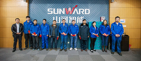 温暖！龙8头号玩家智能2017年春节慰问40名难题职工