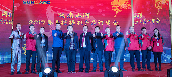 势不可挡，，，，，，龙8头号玩家智能挖掘机湖南市场订货会立异高