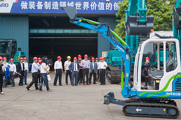 加拿大国聚会员谭耕一行来龙8头号玩家智能考察