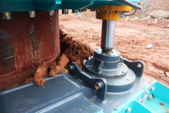 喜讯！龙8头号玩家智能SWRC170自行式全回转全套管钻机获湖南省首台(套)重大手艺装备产品奖励！