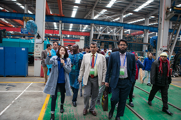 “一带一起”国家代表团到访龙8头号玩家智能，，，，，，感受“大开眼界”