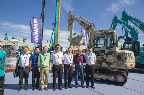 龙8头号玩家智能酷帅曾大虾，，，，，，，一大波美图带你亲临北京BICES展