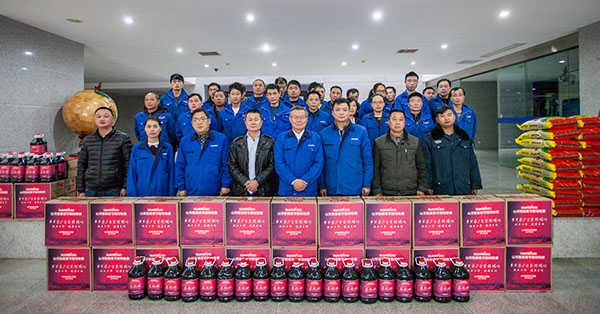 温暖！龙8头号玩家智能2017年春节慰问40名难题职工