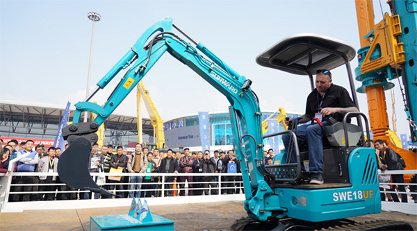 不平来战！龙8头号玩家智能展台有大礼等你拿