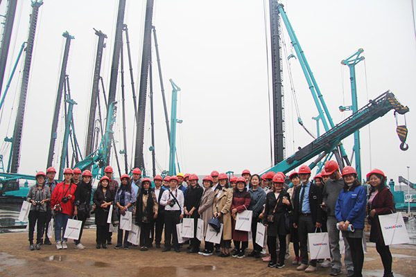 开启工程机械之都体验之旅，，，，，中外媒体观摩团到访龙8头号玩家智能