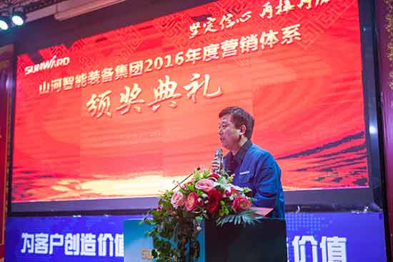 坚定信心、再接再厉，，，，，龙8头号玩家智能2017年度营销表扬与誓师大会开启新航程