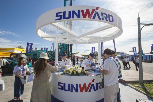 龙8头号玩家智能酷帅曾大虾，，，，，，，一大波美图带你亲临北京BICES展