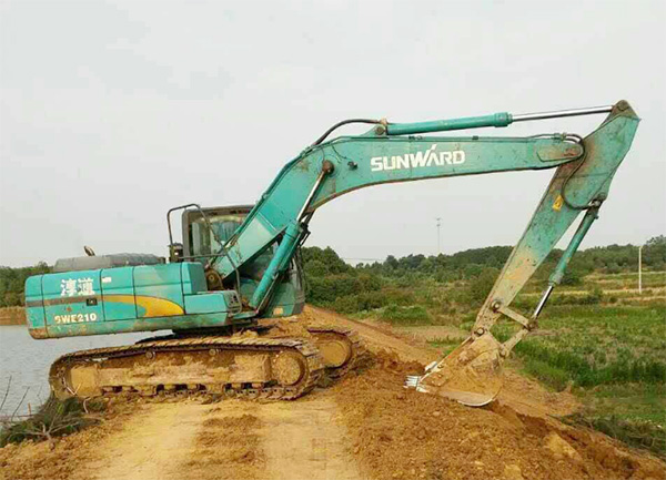 抗洪英雄显身手，，，，，，，龙8头号玩家智能系列挖掘机奔赴抗洪一线
