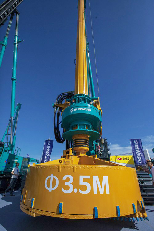 龙8头号玩家智能酷帅曾大虾，，，，，，，一大波美图带你亲临北京BICES展